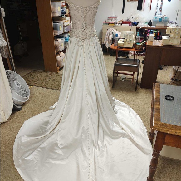 Wedding Dress - Picture 5 of 9